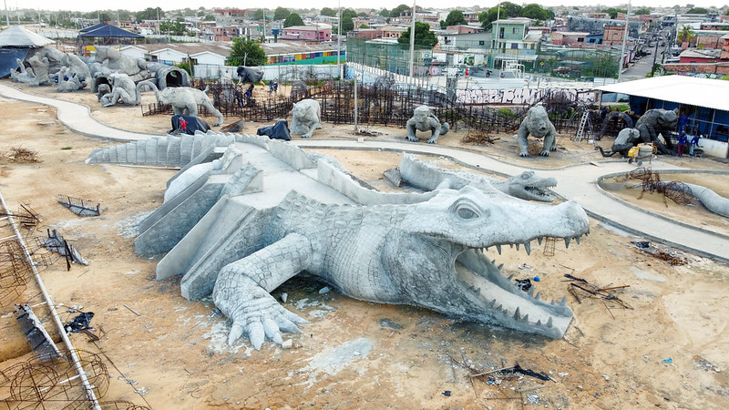 Onças, iguana, macaco e jacarés gigantes tem esculturas esculpidas