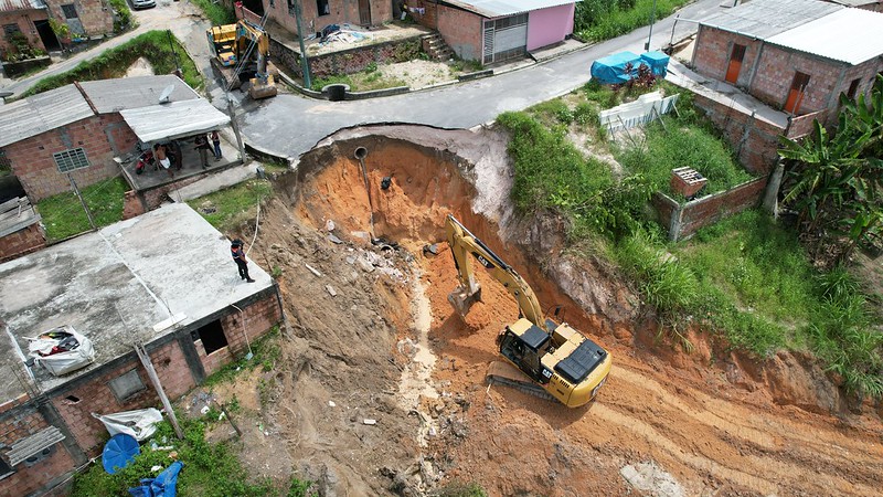 Prefeitura inicia escavação em cratera na comunidade Santa Inês