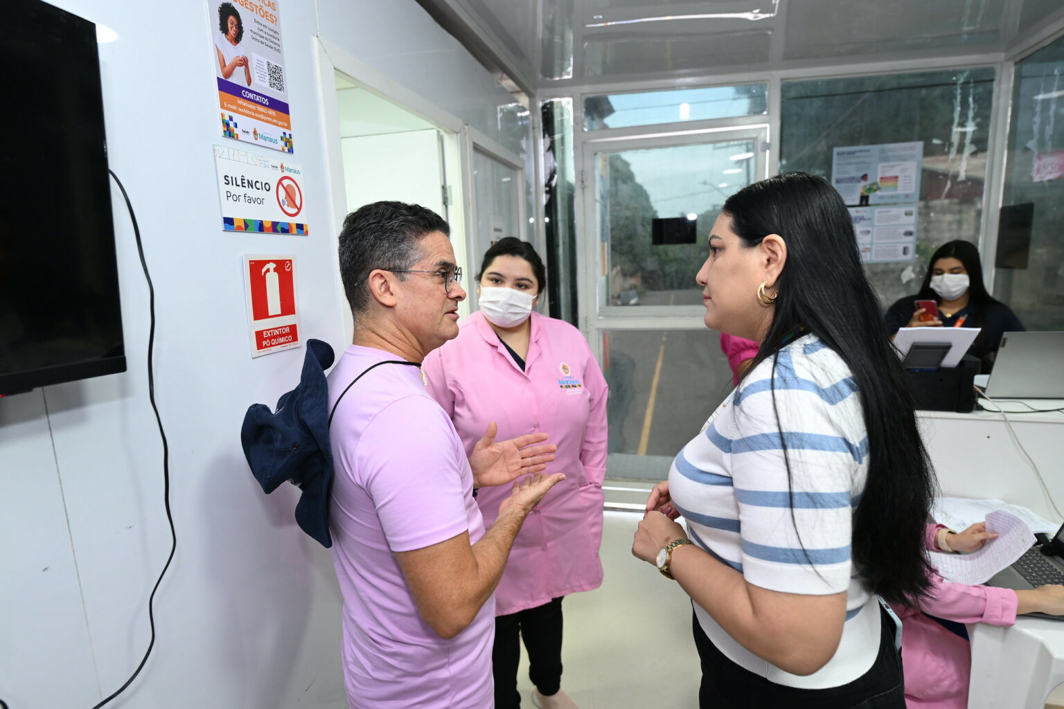 Prefeito David Almeida visita à Unidade Móvel de Saúde da Mulher