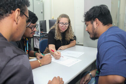 Pessoas de baixa renda têm croquis desenhados por equipe de arquitetura social da Prefeitura de Manaus