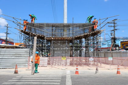 Obras do complexo viário Rei Pelé chegam a 40% com implantação de última viga