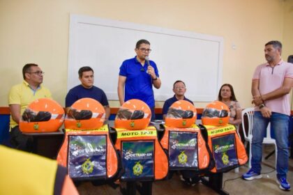 Após mais de 12 horas na BR-319, deputado João Luiz faz entrega de kits proteção à mototaxistas de Humaitá