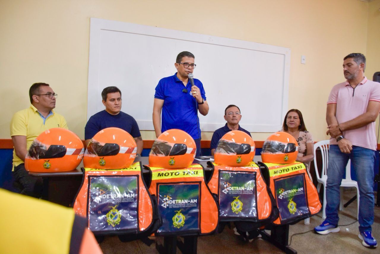 Após mais de 12 horas na BR-319, deputado João Luiz faz entrega de kits proteção à mototaxistas de Humaitá