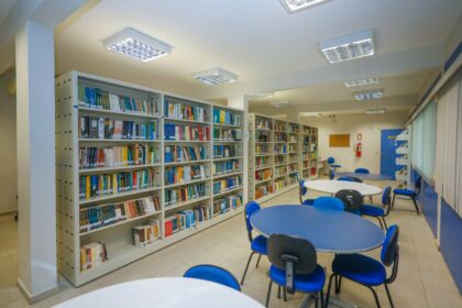 Biblioteca da Assembleia Legislativa do Amazonas atende servidores e público externo