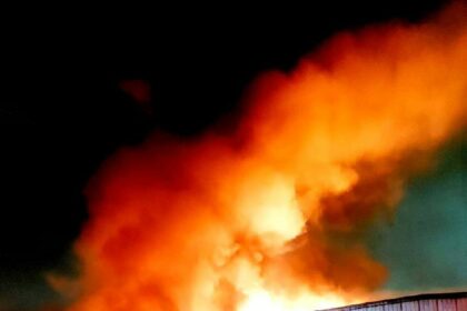 Corpo de Bombeiros combate incêndio de grande proporção em fábrica de colchões no bairro Distrito