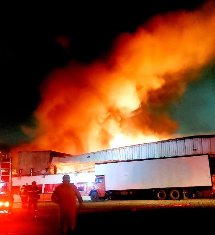 Corpo de Bombeiros combate incêndio de grande proporção em fábrica de colchões no bairro Distrito