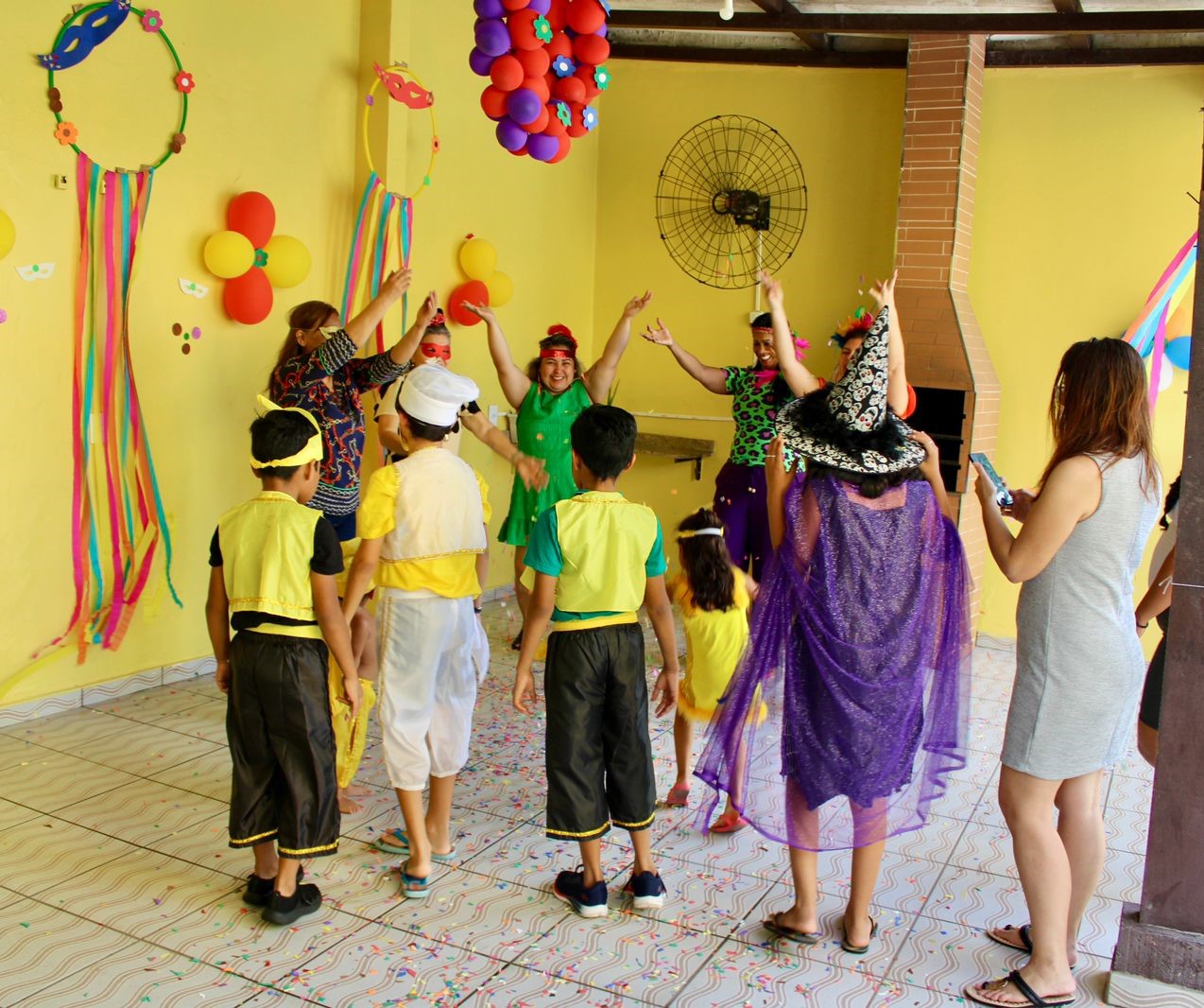 “Bloco da Ycamiabas” leva a folia do carnaval a famílias acolhidas