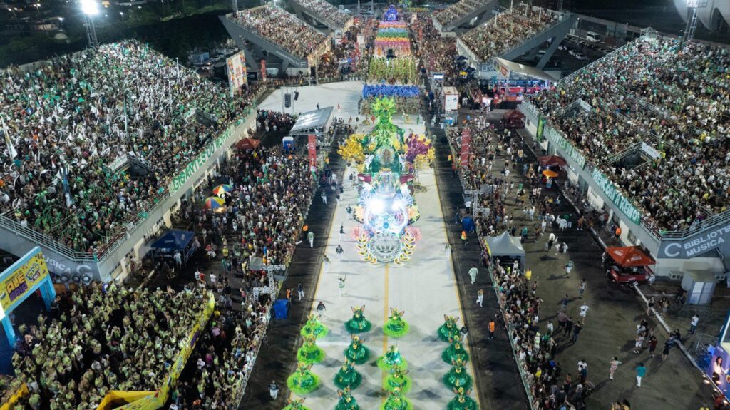 Carnaval na Floresta: Público prestigia os desfiles das escolas de samba do Grupo Especial na festa que movimenta a economia do estado 