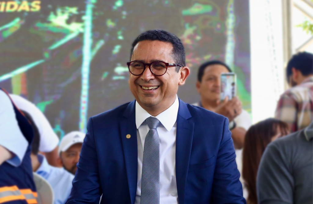 Daniel Almeida participa da cerimônia da assinatura da ordem de serviço para construção de novo viaduto em Manaus