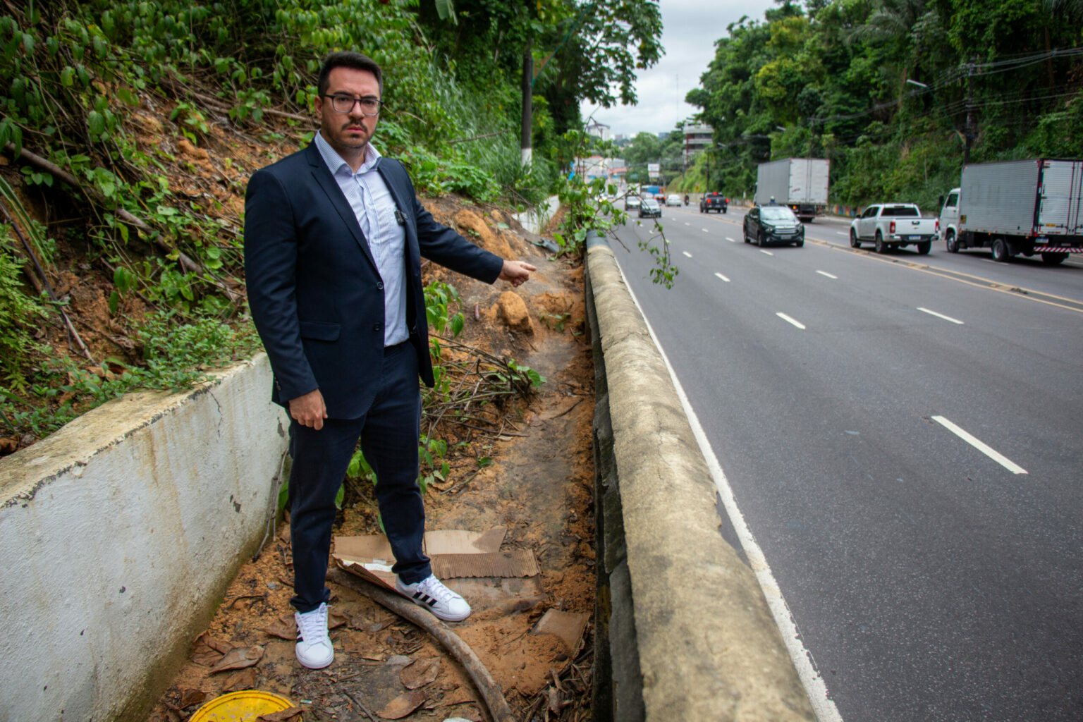 Rodrigo Guedes denuncia desabamento de barranco na Avenida Mário Ypiranga