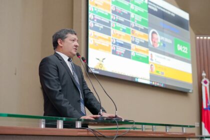 Deputado Felipe Souza trabalha para garantir pagamento de profissionais terceirizados na educação