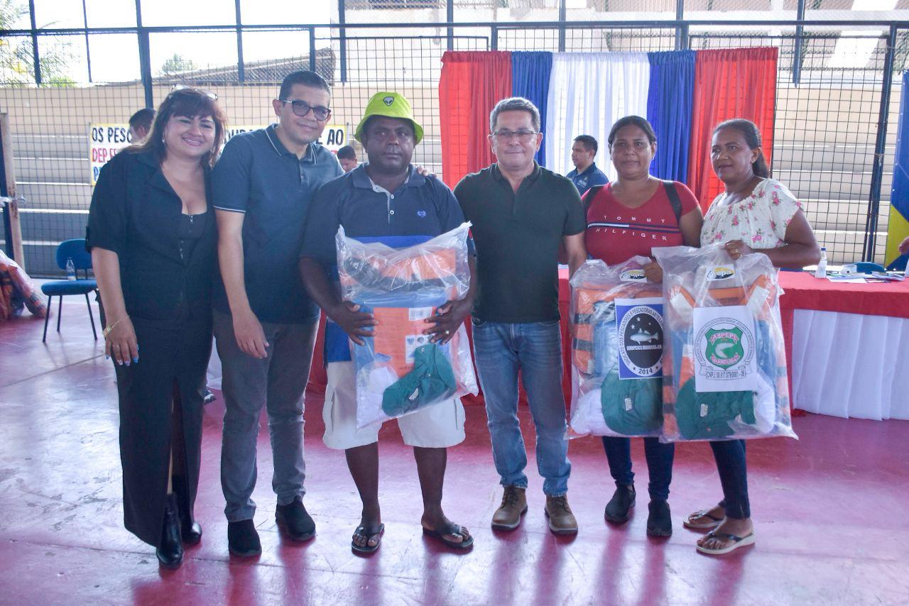Em Iranduba, deputado João Luiz participa de entrega de kits de proteção individual do programa Atualiza Pescador