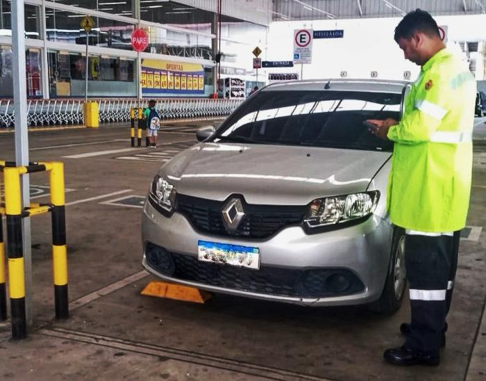 Prefeitura fiscaliza estacionamento especial em comércio