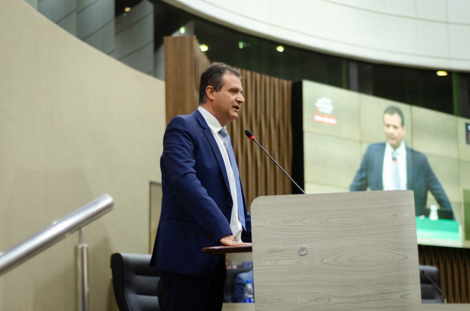 Marcelo Serafim cobra explicações de David Almeida sobre viagem de jatinho para o Caribe