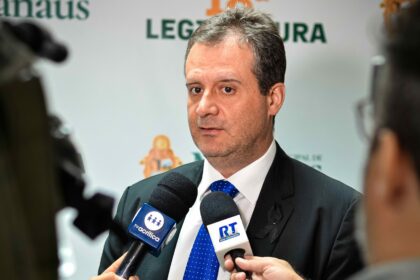 Marcelo Serafim presta solidariedade à vereadora Professora Jacqueline após sessão na CMM
