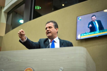 ‘Vitória do nosso mandato’, afirma Marcelo Serafim após prefeitura recuar em privatização da Manausmed