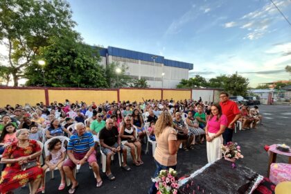 Vereadora Glória Carratte recebe homenagem de moradores da Compensa, na zona oeste