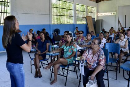 No Nova Cidade, vereadora Glória Carratte recebe demandas de comunitários