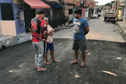 Após solicitação de Dione Carvalho, cratera em rua no bairro Novo Aleixo é fechada