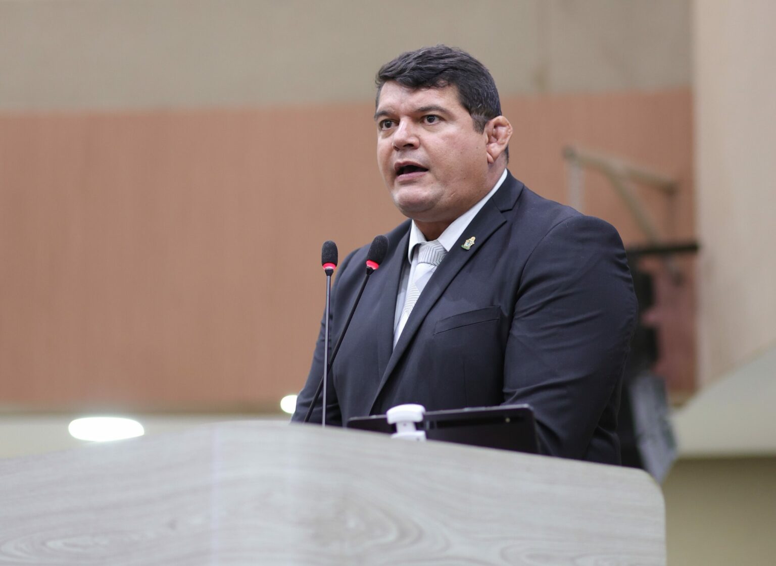 Allan Campelo denuncia troca de gestora em escola na comunidade Jesus Me Deu, na zona norte