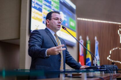 ‘O pior início do ano letivo do Governo do Amazonas’, dispara Wilker Barreto, após mostrar imagens de alunos fazendo a limpeza das escolas públicas do Amazonas