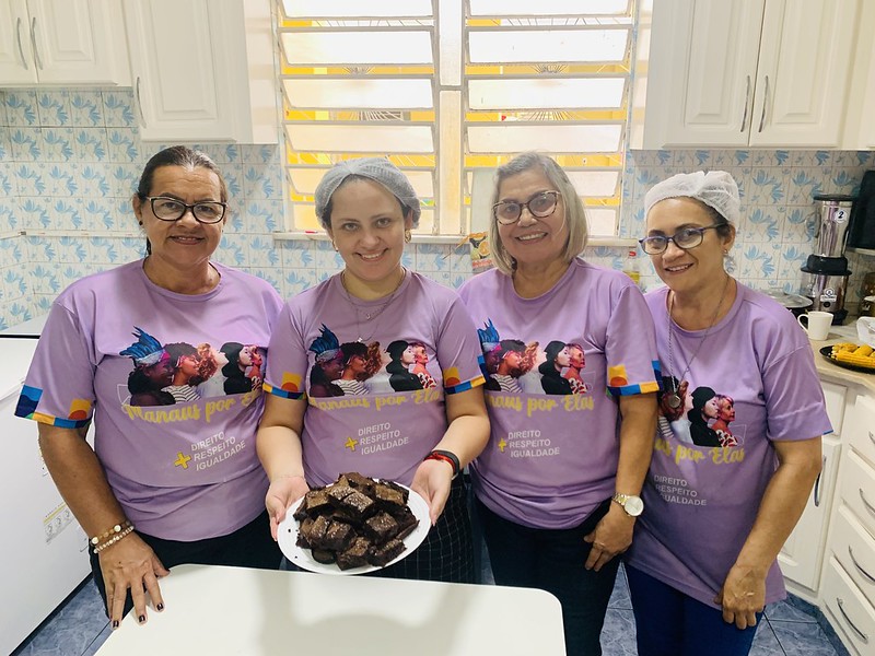 Oficina de brownies para mulheres de casa de acolhimento