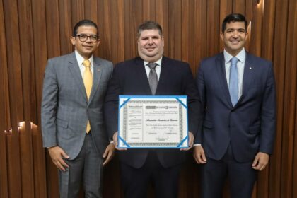 Promotor Alessandro Gouveia recebe Título de Cidadão do Amazonas na Aleam, por meio do deputado João Luiz