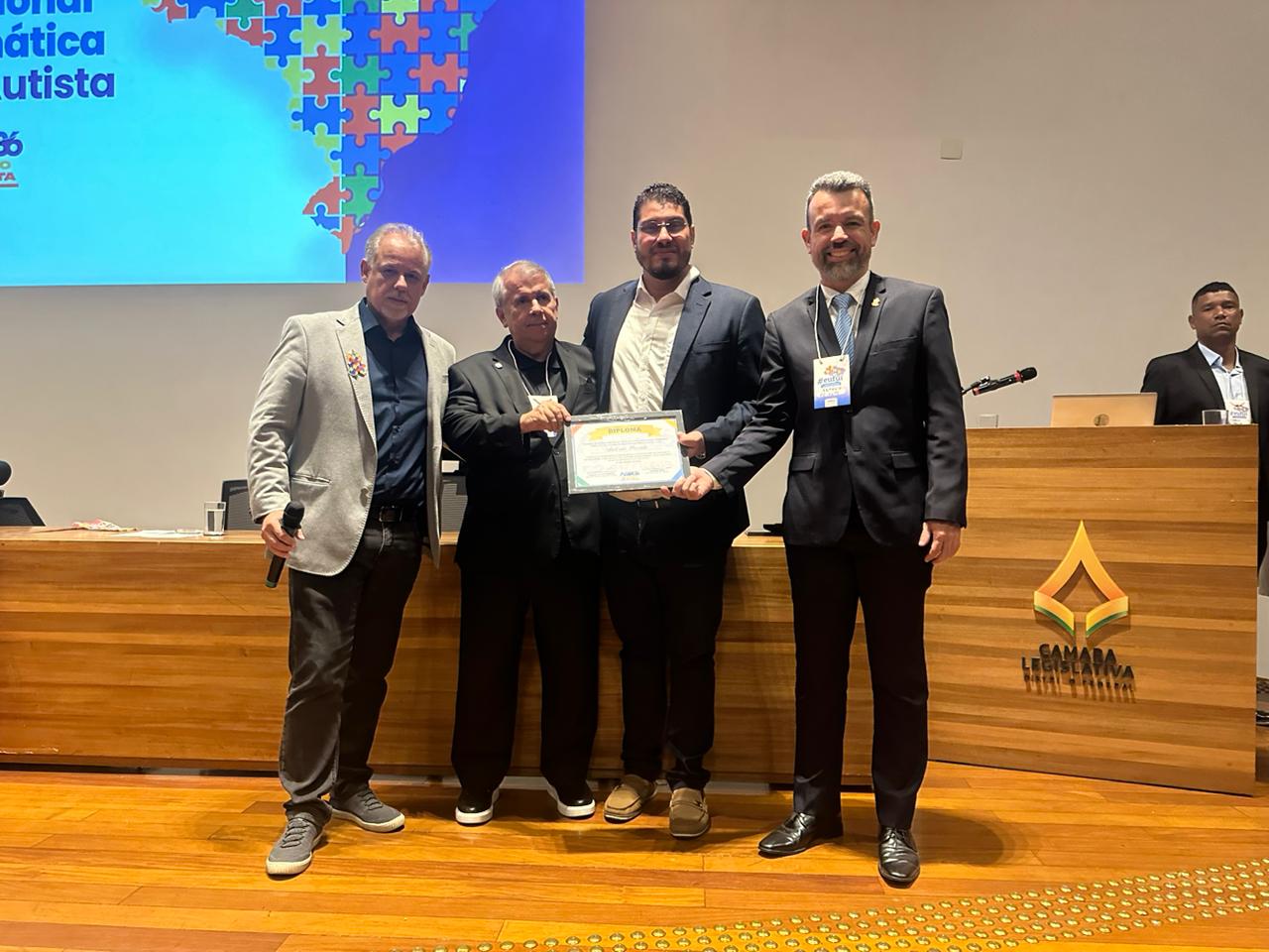 Peixoto recebe título de secretário estadual do autismo durante encontro nacional 
