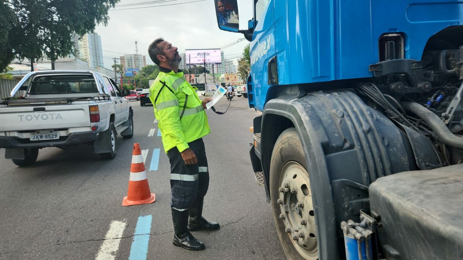 Prefeitura autua 12 caminhões em zona de restrição na avenida Mário Ypiranga Monteiro