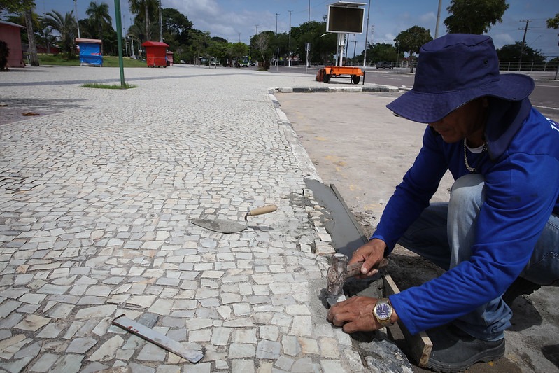 Reposição manual de pedras portuguesas no parque Ponta Negra
