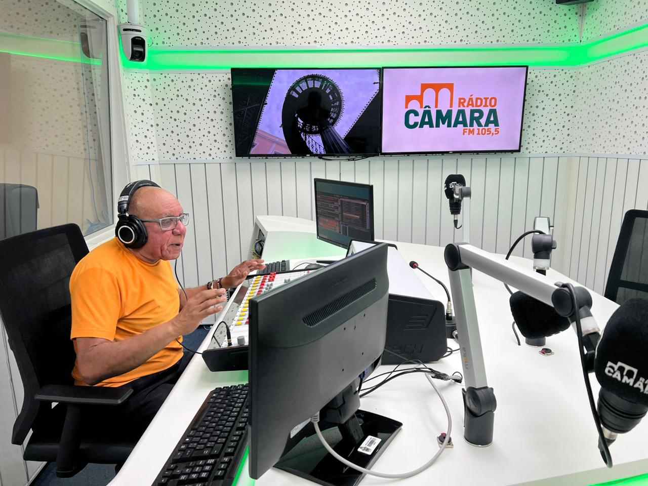 Com mais de 40 anos de carreira, radialista Costinha comanda programação da Rádio Câmara 105.5 FM