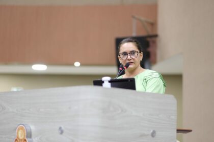 Jacqueline pede revisão de plano dos profissionais do magistério e alteração de metas do 14° e 15° salário