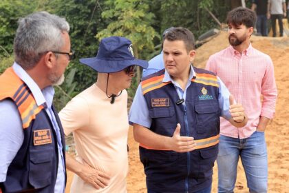 Prefeito vistoria obra de contenção na rua Albânia