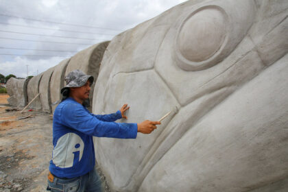 Artistas avançam na área molhada e de peixes gigantes em obra da prefeitura no parque Amazonino Mendes