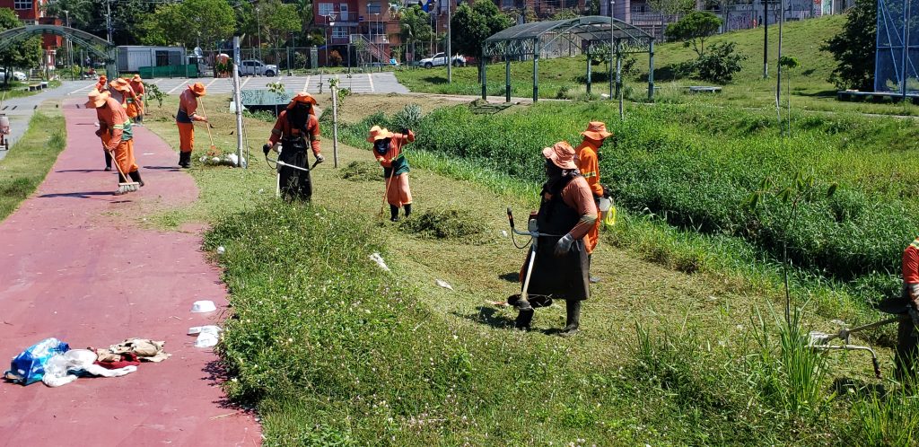 Parque Paulo Jacob recebe ação de limpeza da prefeitura