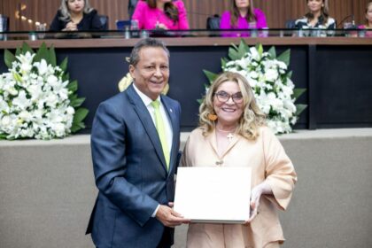 Adjuto Afonso entrega diploma ‘Mulher Cidadã Amazonense’ à jornalista Mazé Mourão