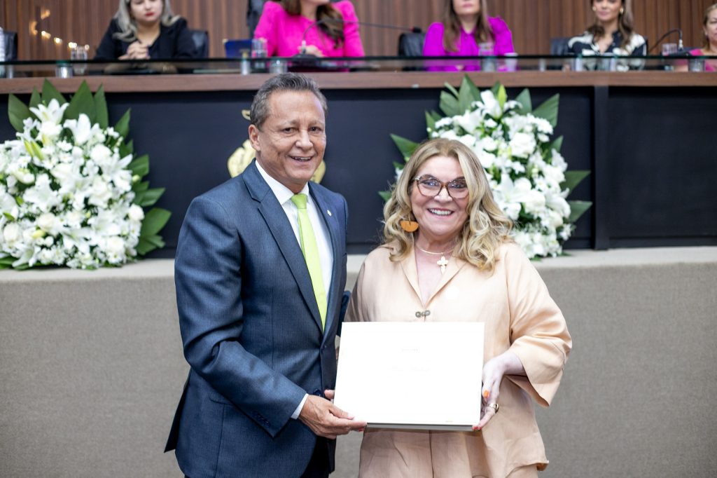 Adjuto Afonso entrega diploma ‘Mulher Cidadã Amazonense’ à jornalista Mazé Mourão