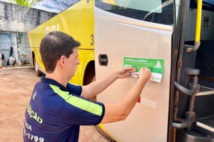 Ônibus recebem adesivos de segurança para operar no transporte rodoviário de fretamento contínuo
