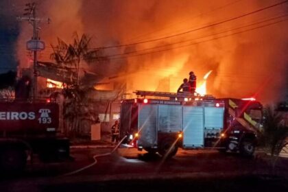 Corpo de Bombeiros combate incêndio de grande proporção em galpão de empresa no bairro Tarumã