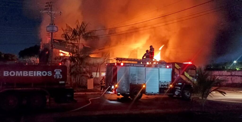 Corpo de Bombeiros combate incêndio de grande proporção em galpão de empresa no bairro Tarumã