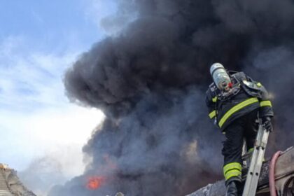 Corpo de Bombeiros combate incêndio de grande proporção em veículos dentro de porto privativo