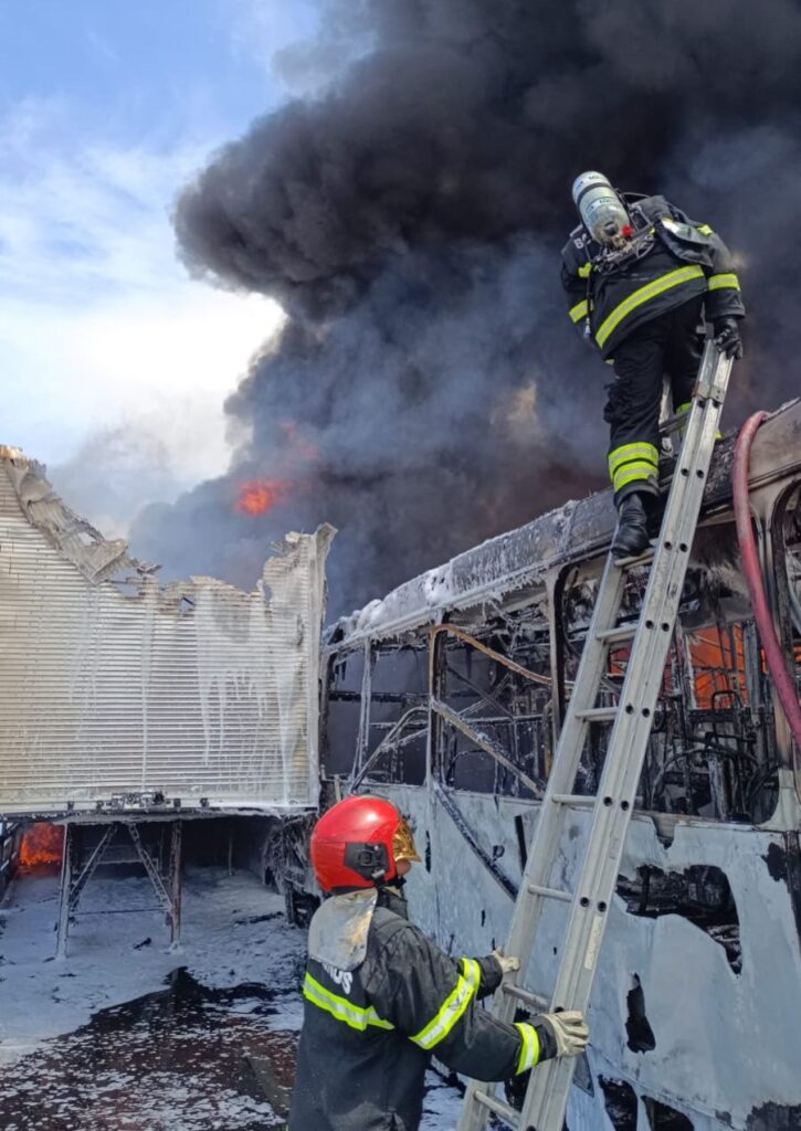 Corpo de Bombeiros combate incêndio de grande proporção em veículos dentro de porto privativo