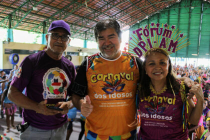 Prefeitura leva a folia do Carnaval para idosos dos CRAS