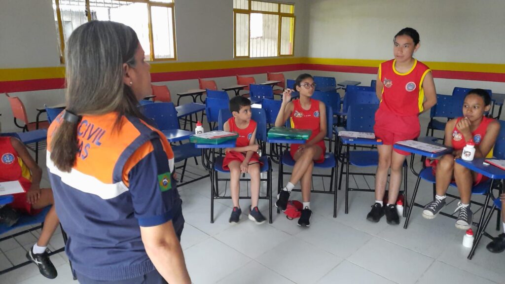 Defesa Civil do Amazonas realiza atividades de conscientização com crianças do Projeto Bombeiro Mirim