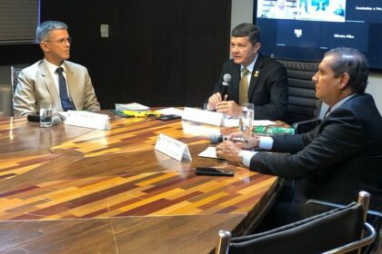 Deputado Dan Câmara preside reunião da Comissão de Justiça e Segurança Pública da Unale