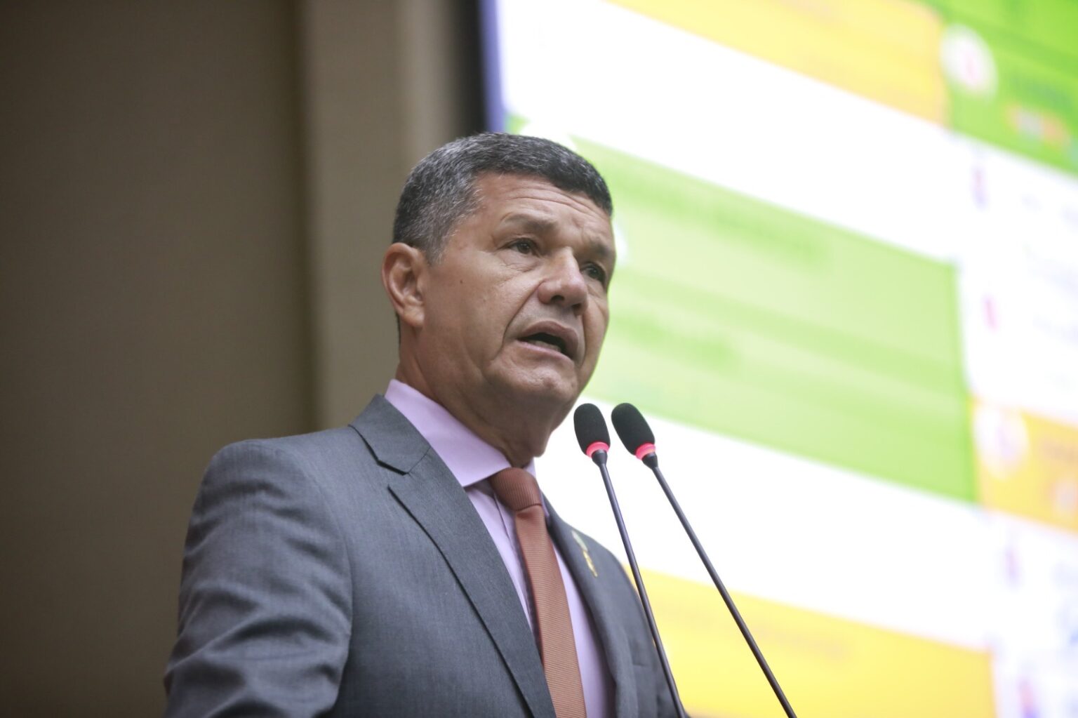 Deputado Dan Câmara se compromete com a luta contra o câncer de colo de útero