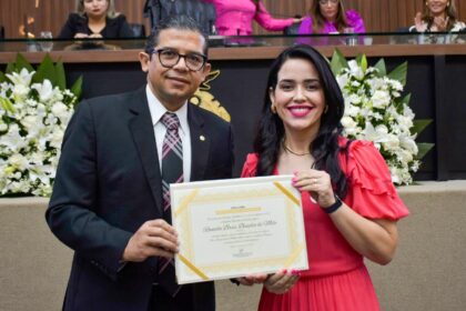 Deputado João Luiz entrega Diploma Mulher Cidadã Amazonense à coordenadora de projetos sociais Rani Braz