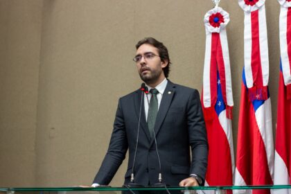 Deputado Thiago Abrahim apresenta projeto que prioriza idosos no delivery de medicamentos