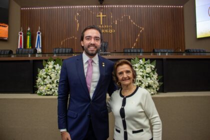 Deputado Thiago Abrahim homenageia Lizete Bouez com o diploma  ‘Mulher Cidadã Amazonense’