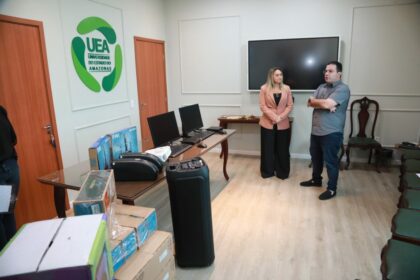 Deputado Wilker Barreto acompanha entrega de equipamentos destinados à UEA de Jutaí, fruto de emenda parlamentar de sua autoria